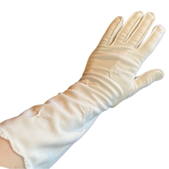 Vintage tan cream Mid Length Gloves sz 6
S from 50s-60s Jackie O vibe prom - Picture 1 of 9